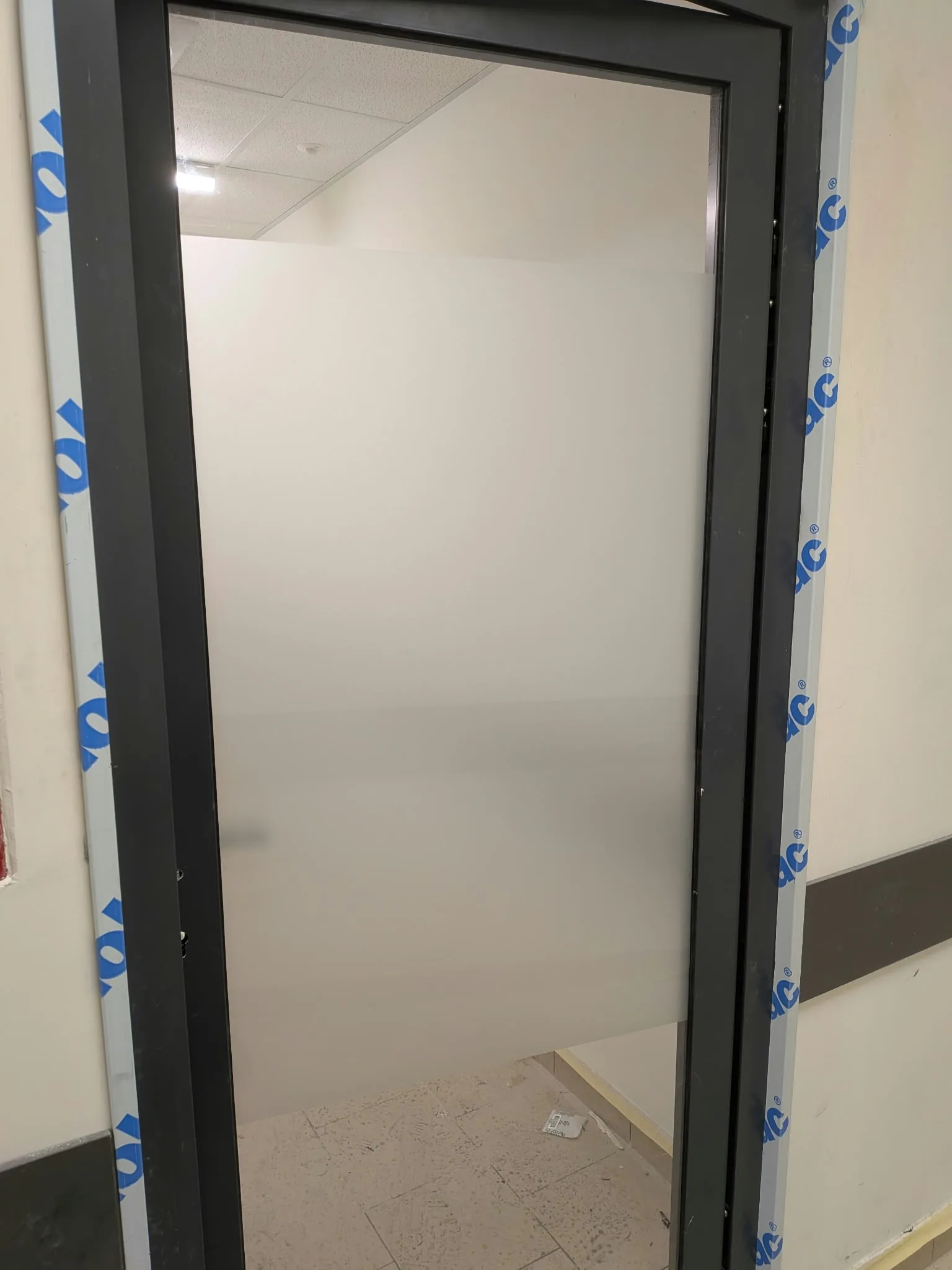 Puerta de oficina con vinilo ácido de privacidad