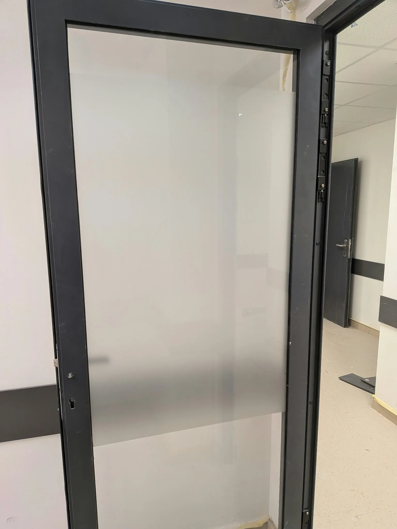 Vinilo ácido en puerta de oficina manteniendo el paso de luz