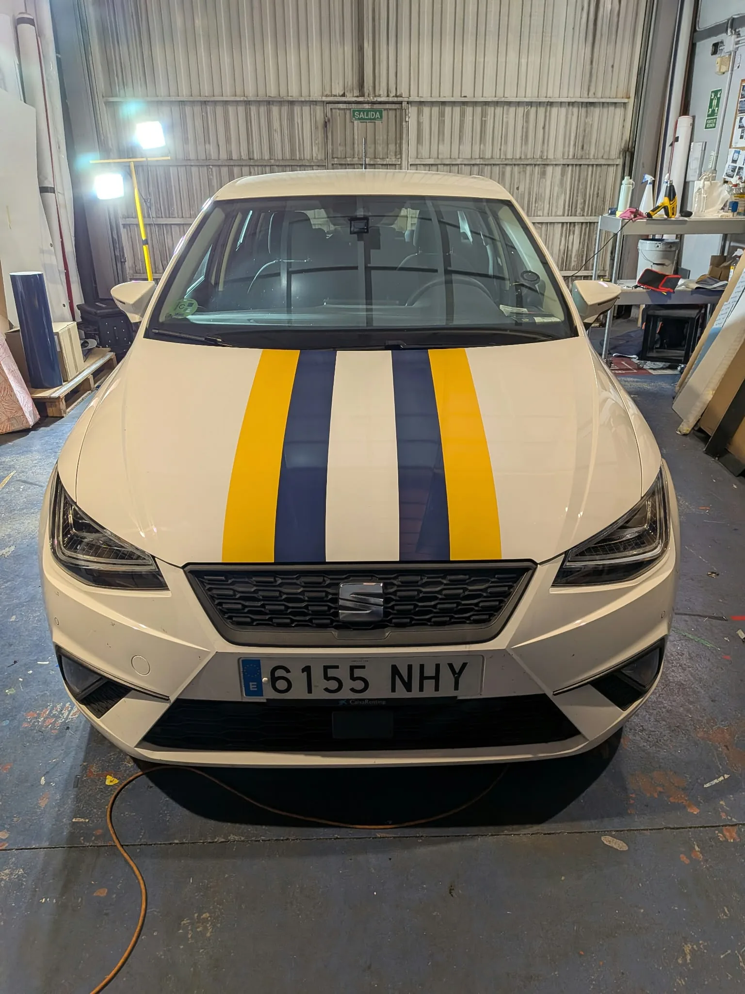 Capó del SEAT Ibiza con franjas corporativas