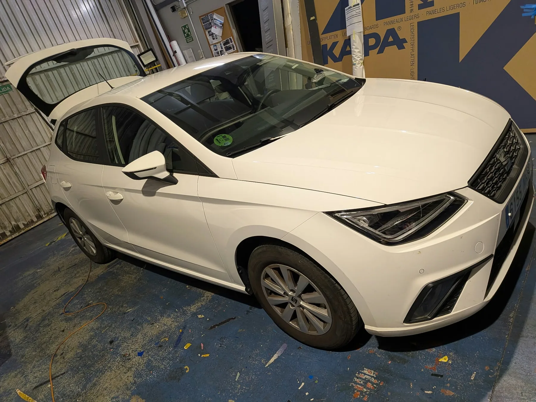 SEAT Ibiza blanco antes de comenzar la rotulación