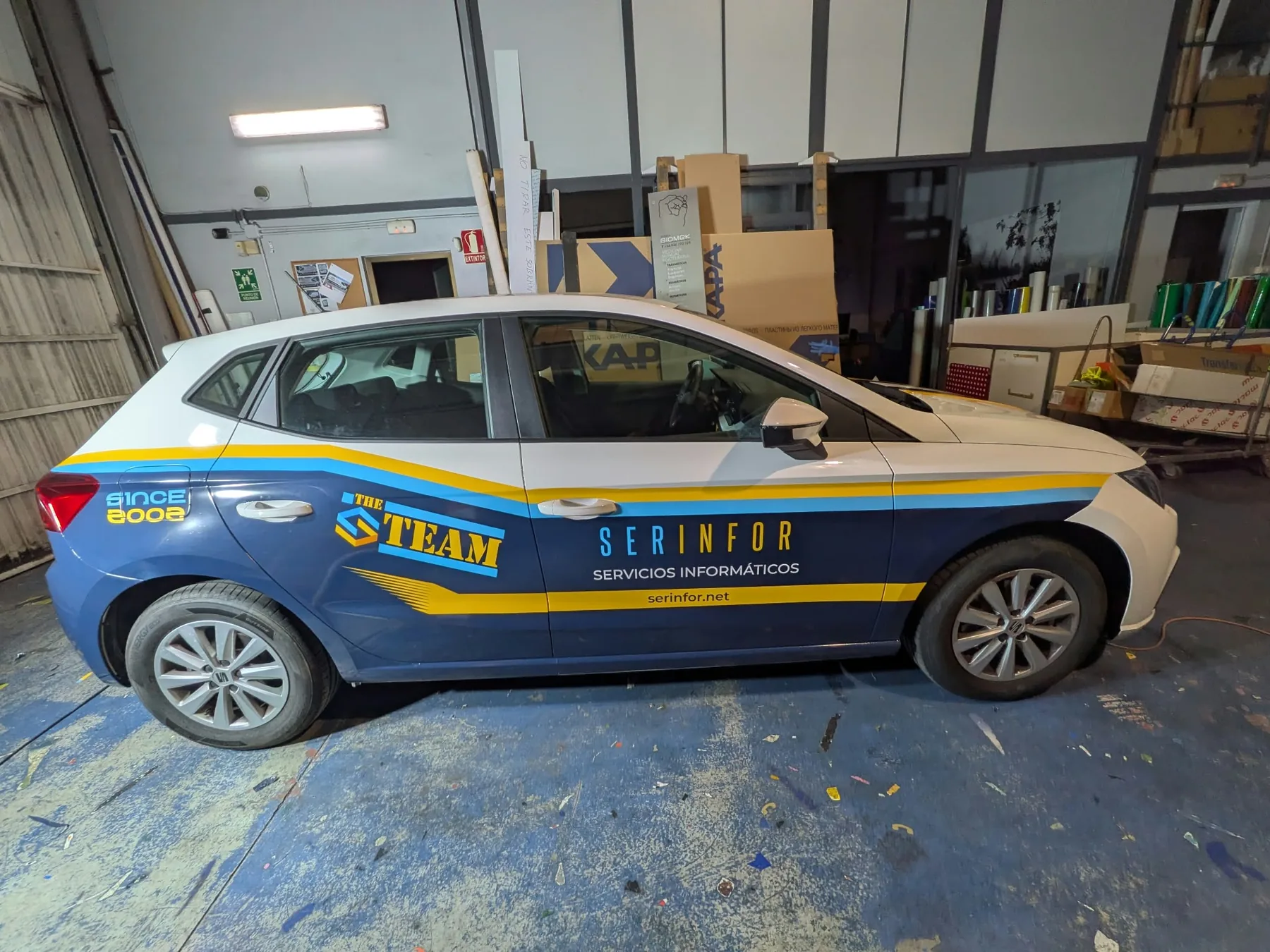 Rotulación semiintegral de SEAT Ibiza para Serinfor en Basauri