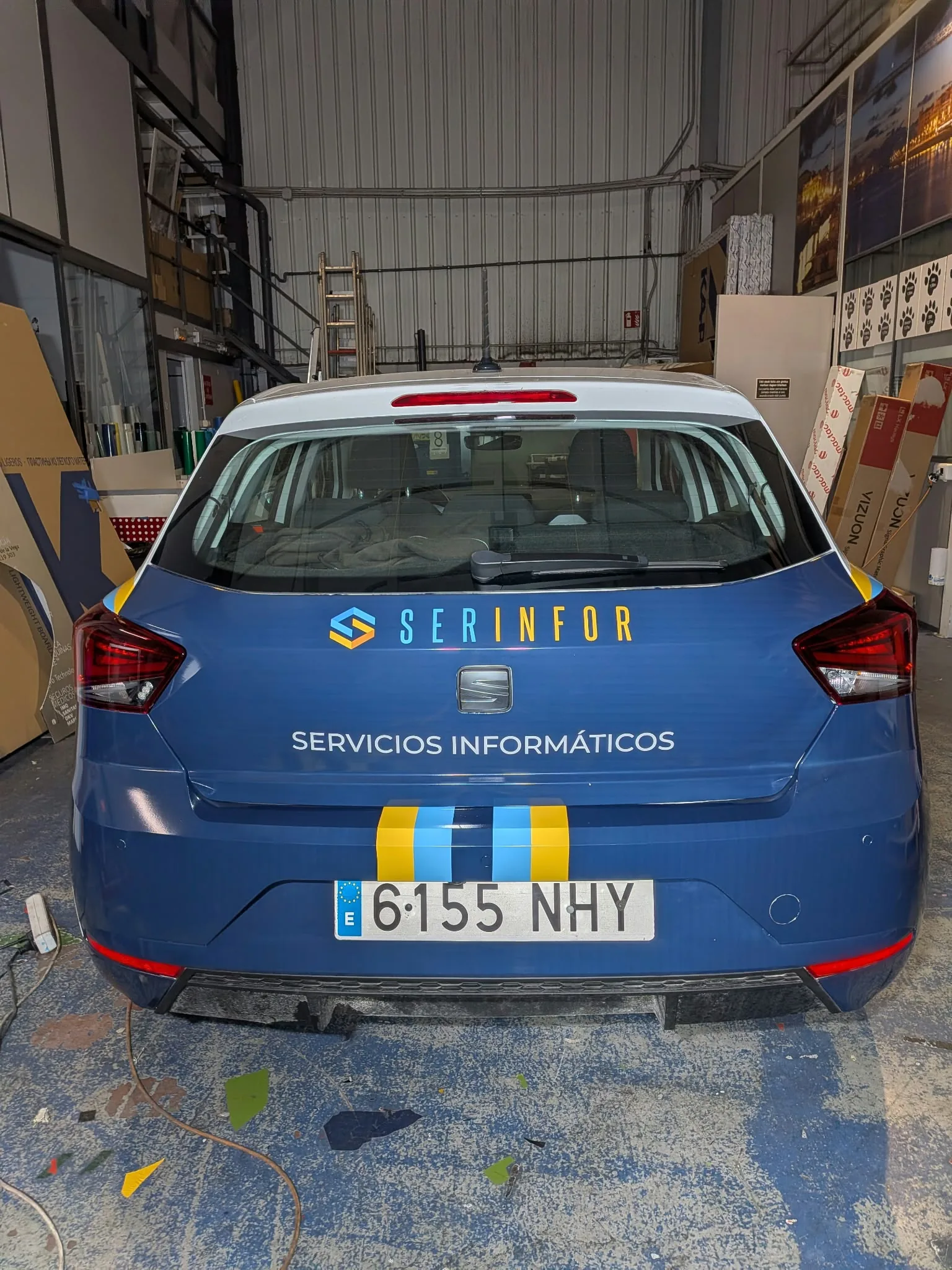 Parte trasera terminada con identidad Serinfor