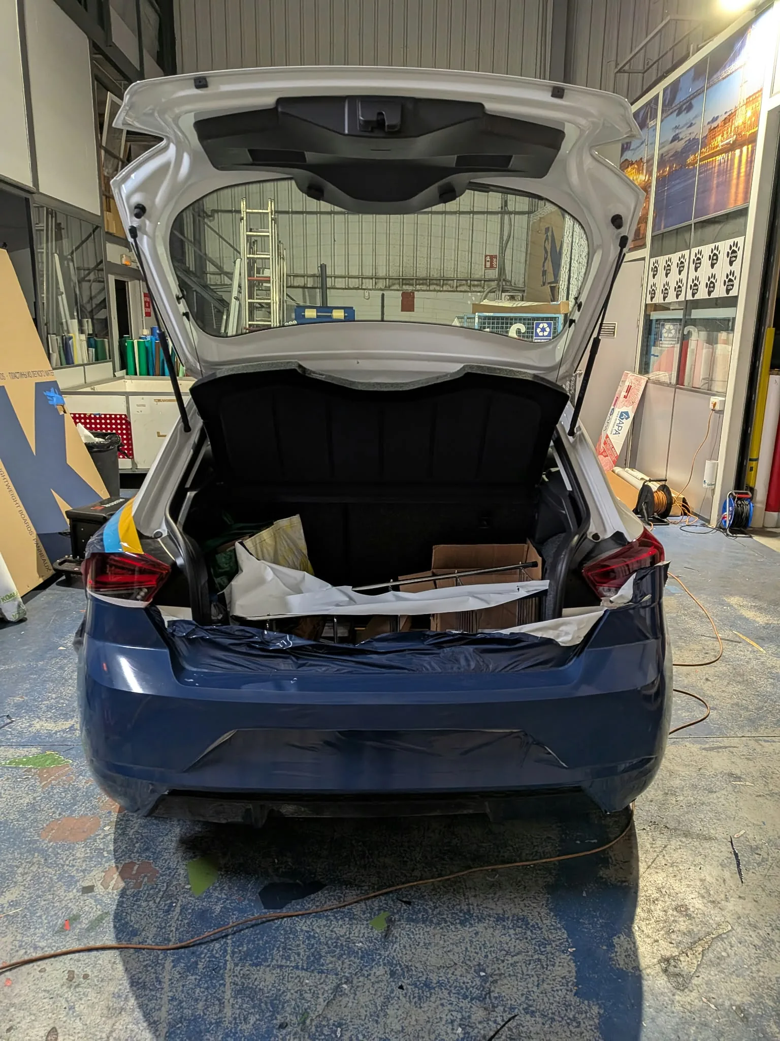 Parte trasera del SEAT Ibiza durante el proceso de rotulación