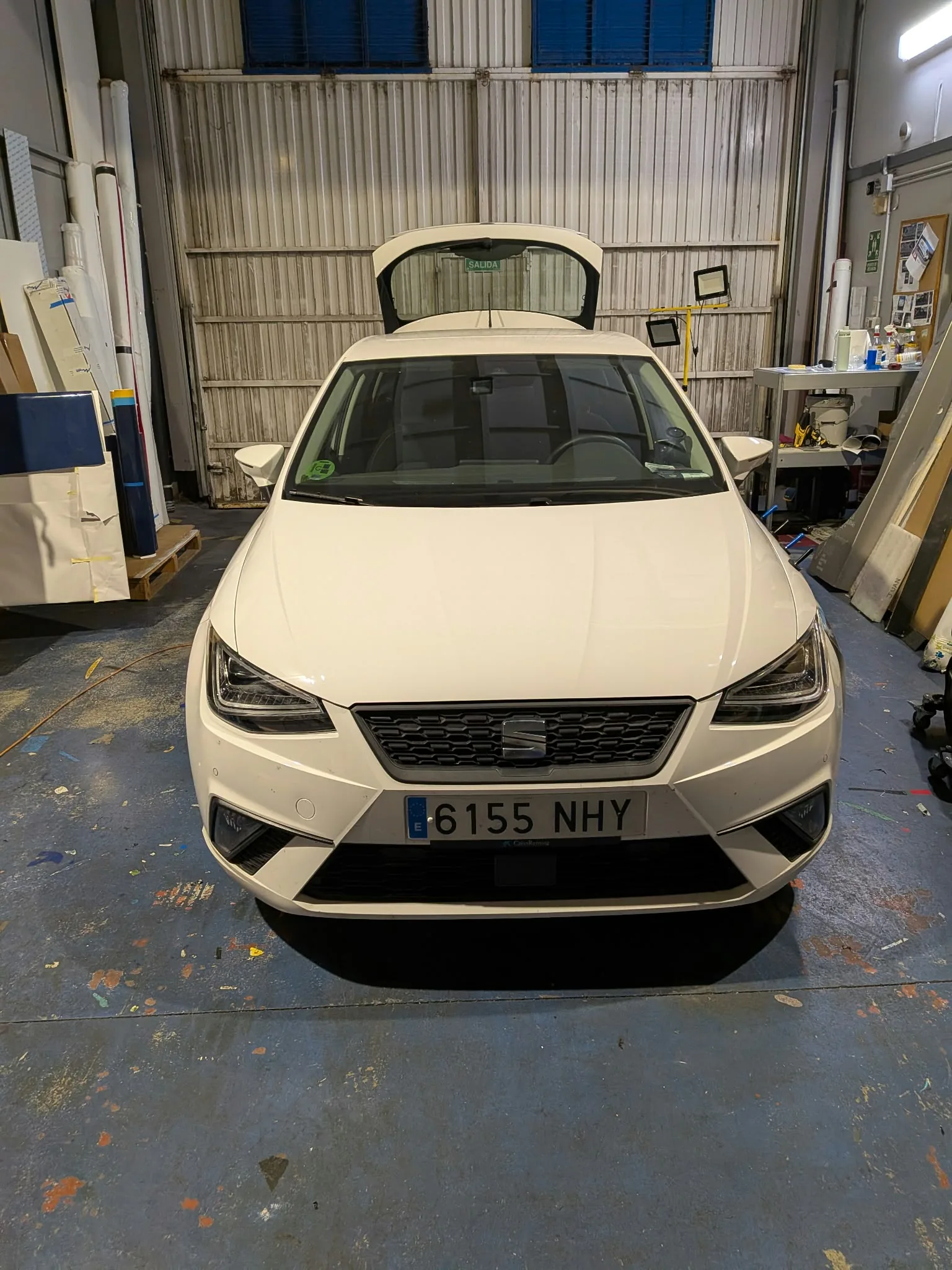 Vista frontal del SEAT Ibiza antes de instalar la gráfica