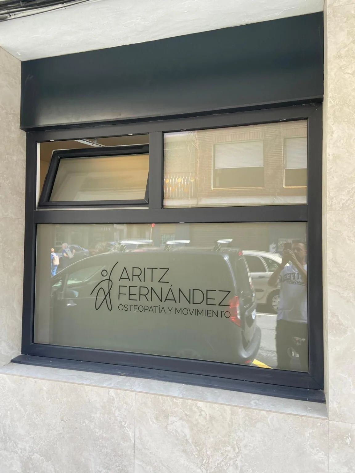 Vinilo ácido con identidad gráfica sobre cristal