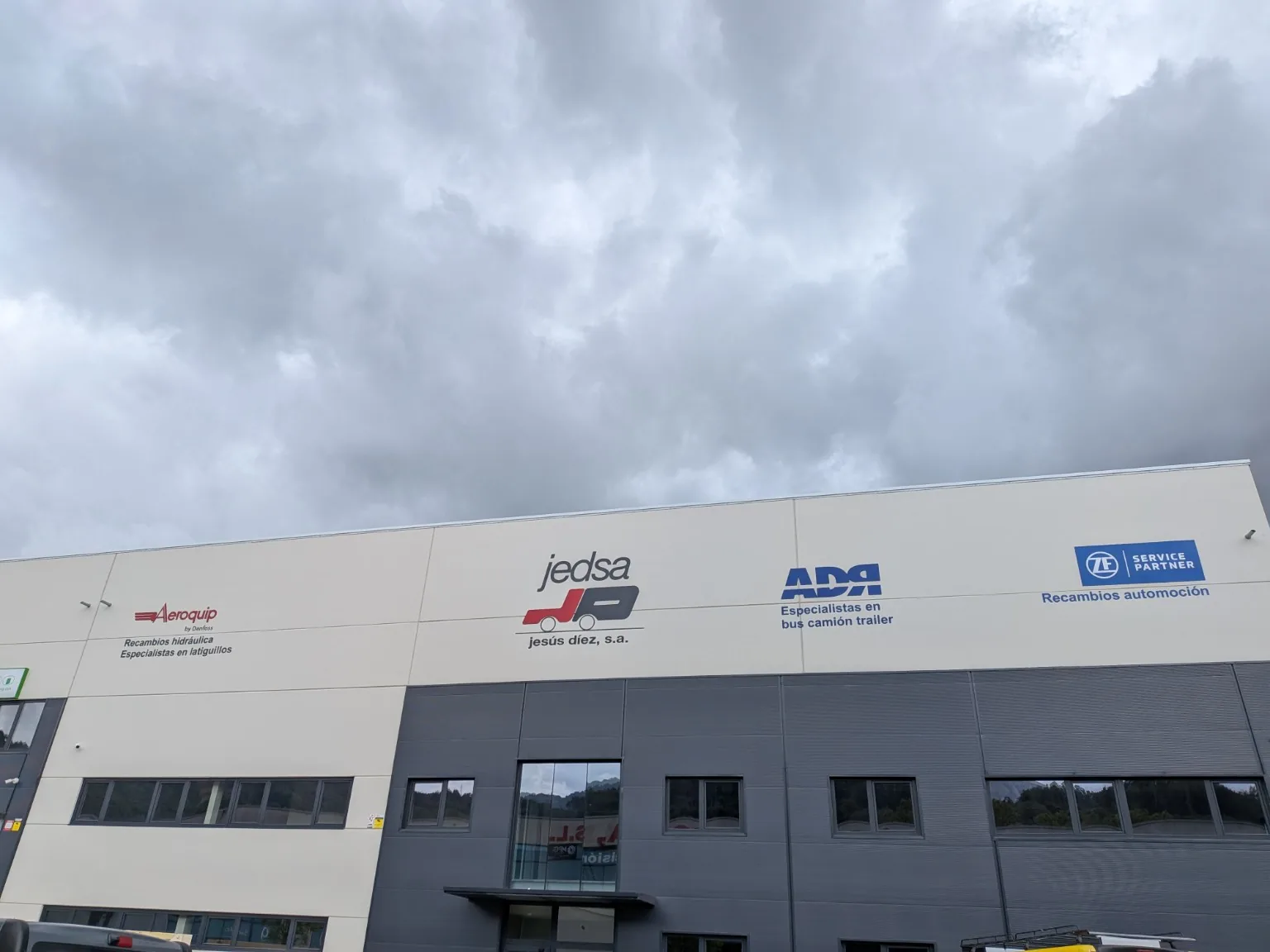 Rotulación e instalación gráfica en fachada industrial