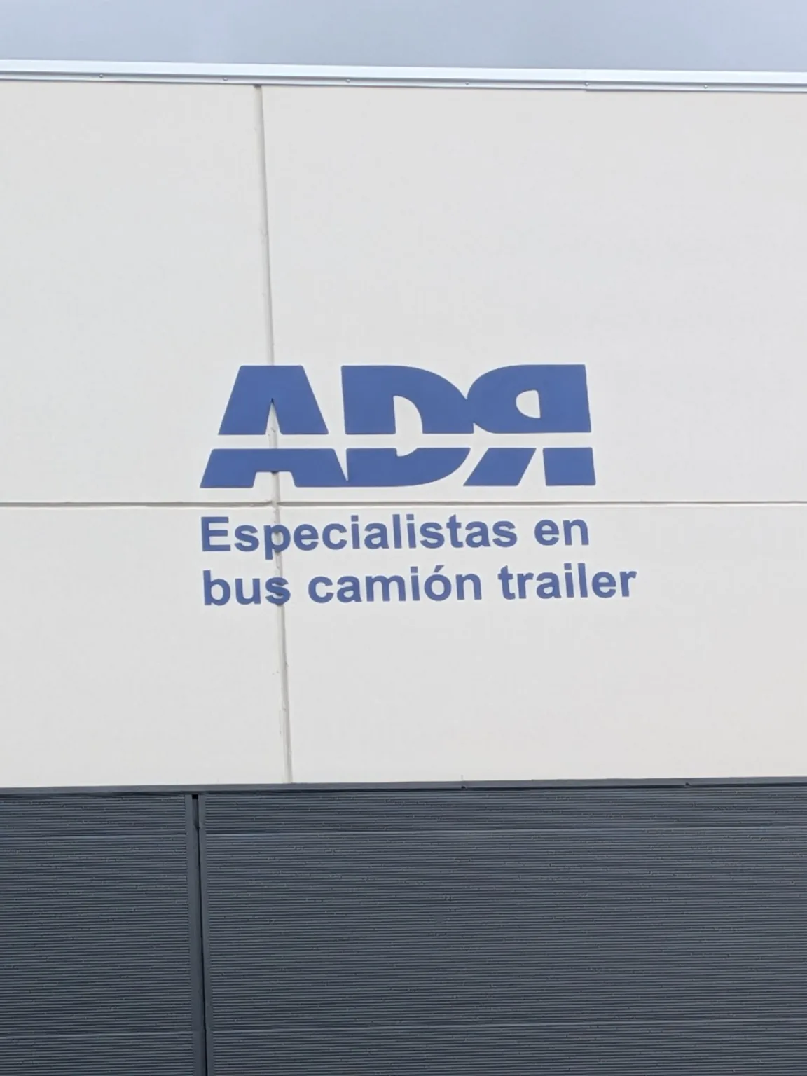 Detalle lateral de letras corpóreas ADA instaladas en fachada