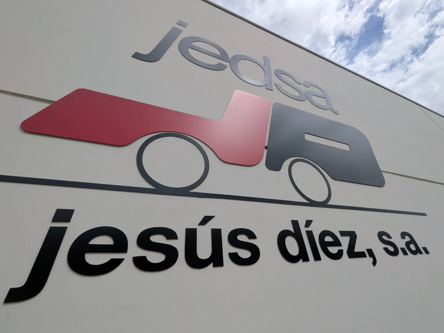 Detalle de identidad JEDSA instalada en la nave