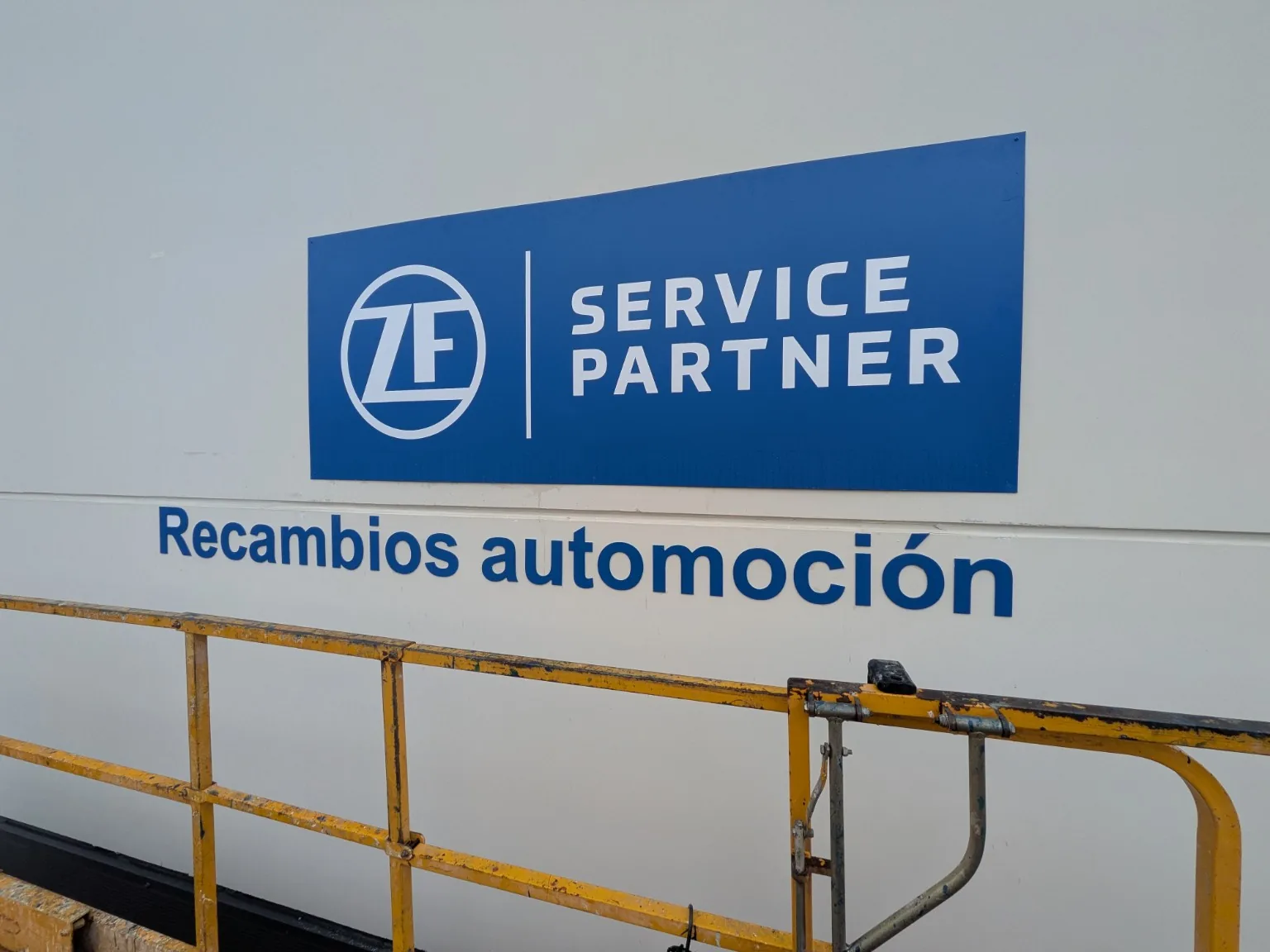 Panel ZF Service Partner y letras de recambios automoción