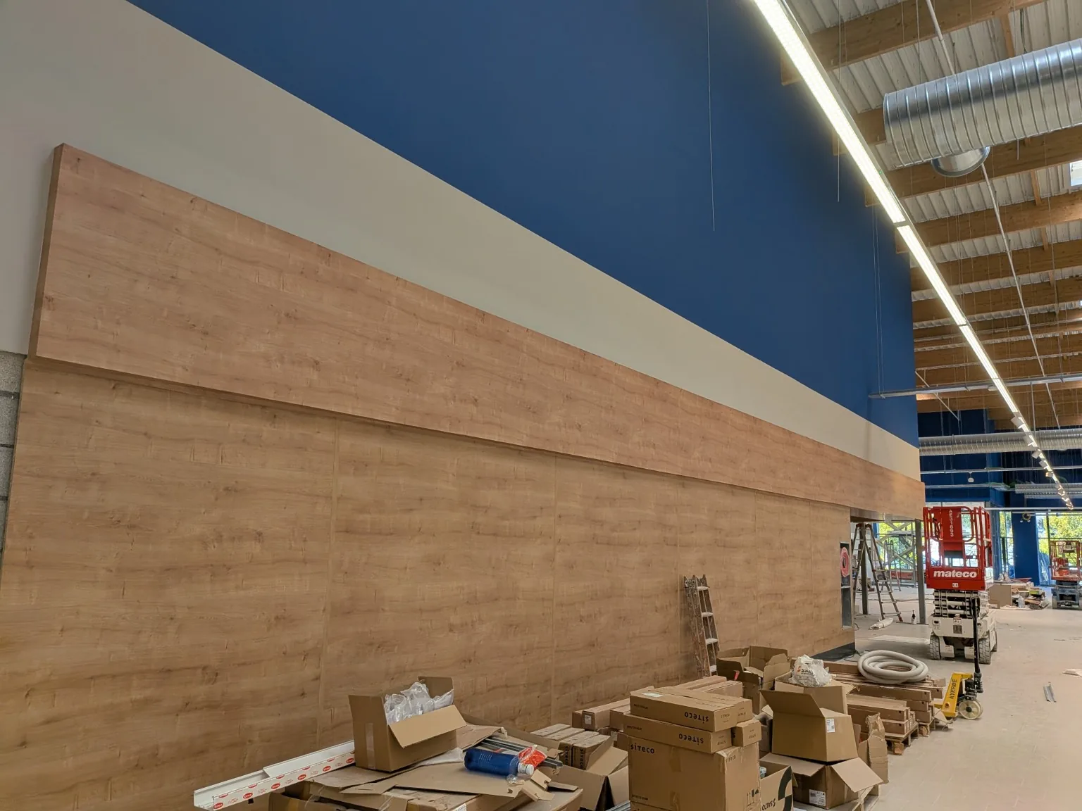 Revestimiento comercial con vinilo efecto madera en Donostia