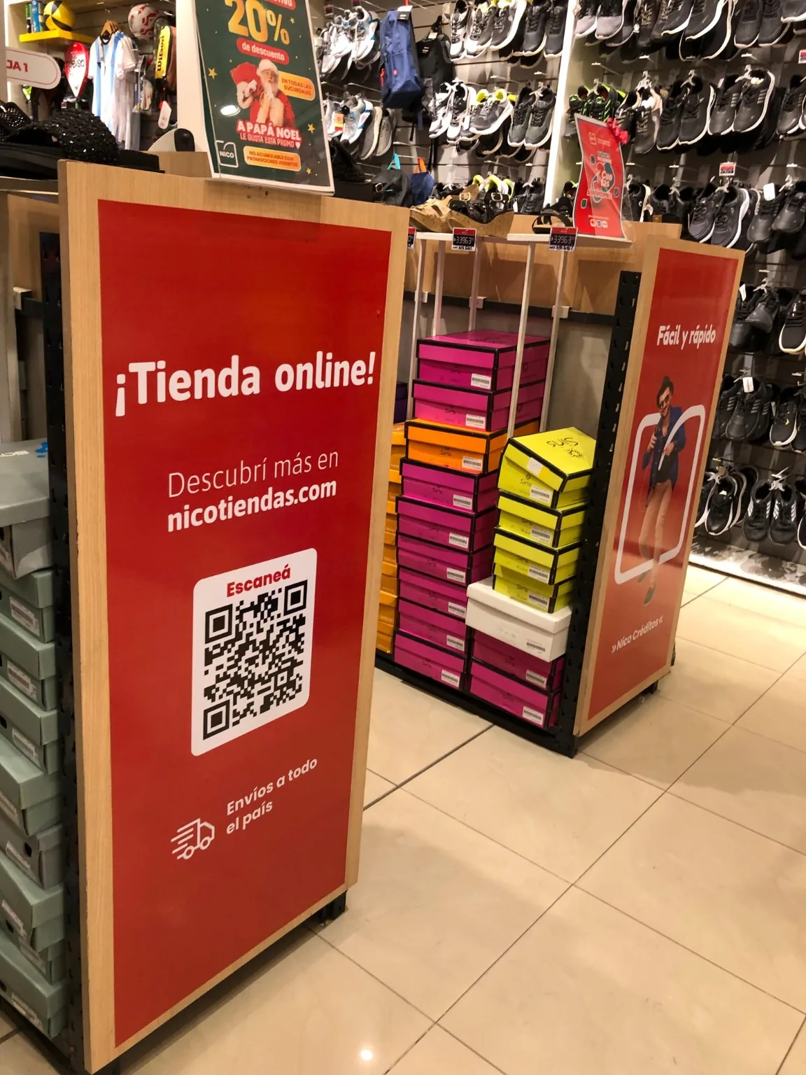 Gráfica comercial sobre mobiliario de punto de venta