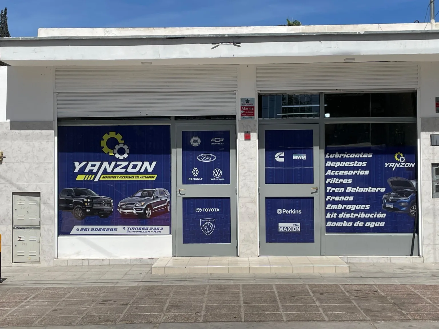 Escaparate comercial Yanzon rotulado