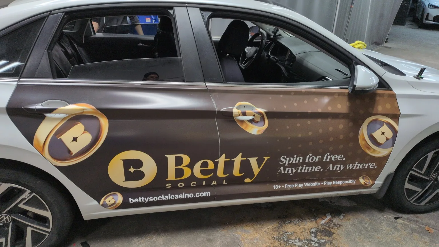 Campaña gráfica Betty sobre vehículo
